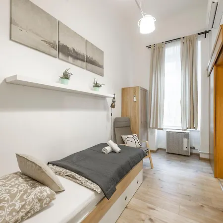 Deluxe N' Cozy Center 2bedrm * 布达佩斯