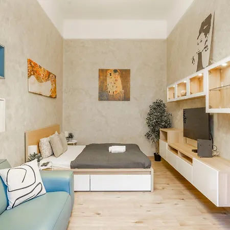 Deluxe N' Cozy Center 2bedrm Apartament *